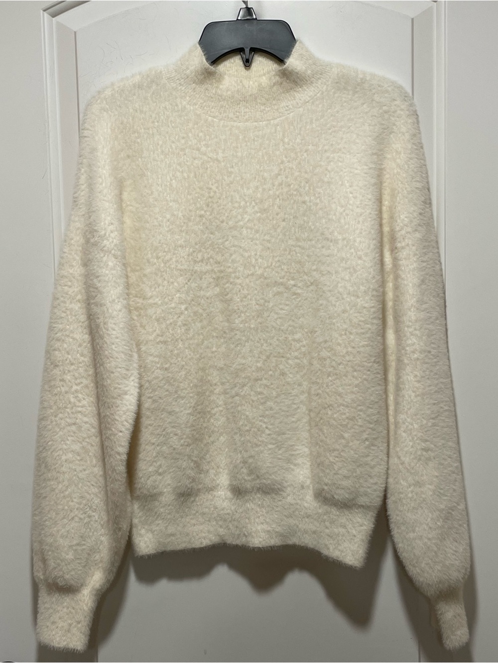 Gorgeous Eyelash Knit Soft Fuzzy Comfy Cream Mock Neck Sweater Sz Medium Cyrus